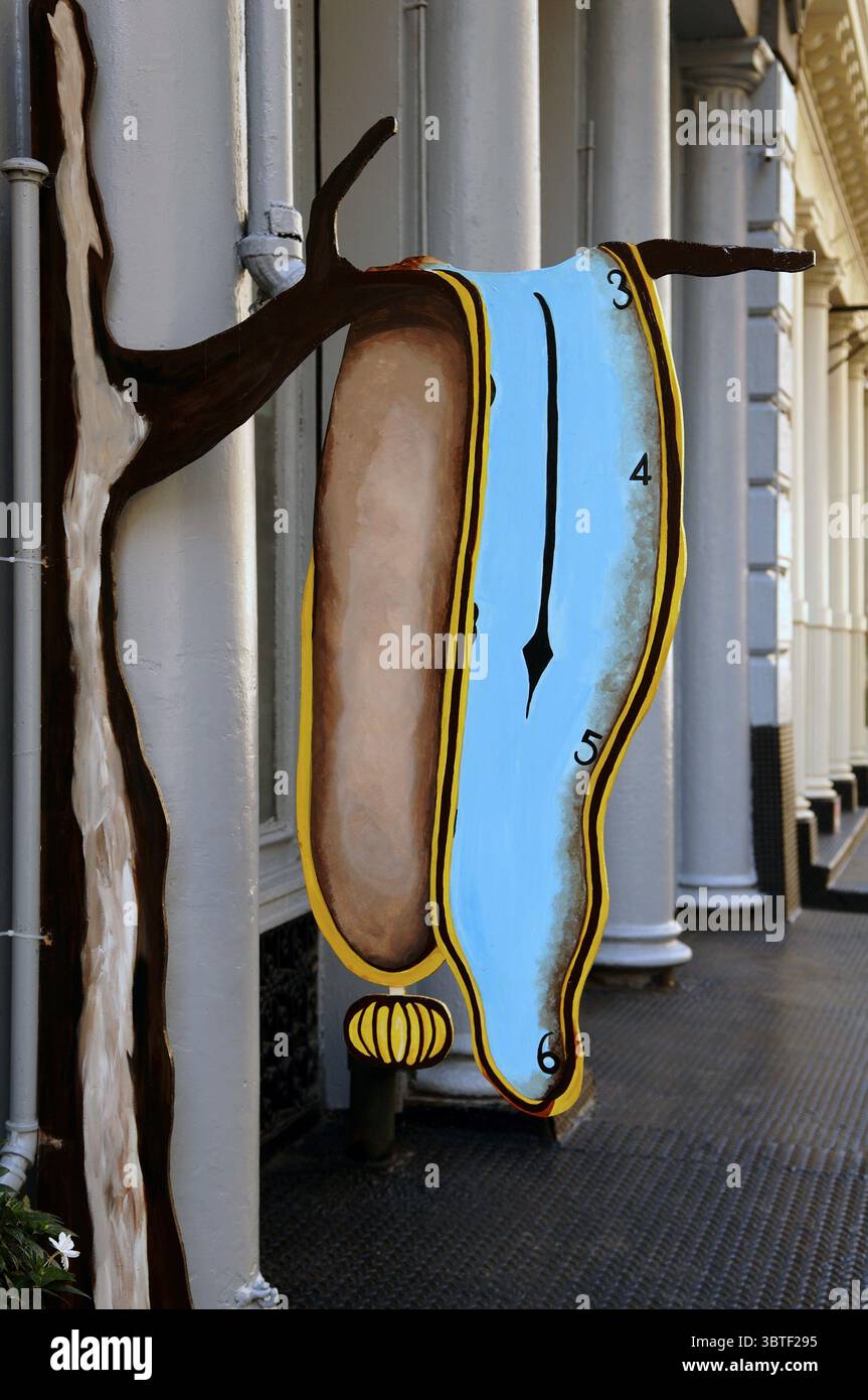 Eintrittsschild für eine Kunstgalerie mit Salvadore Dali-Motiv in der Innenstadt von New York City, USA Stockfoto