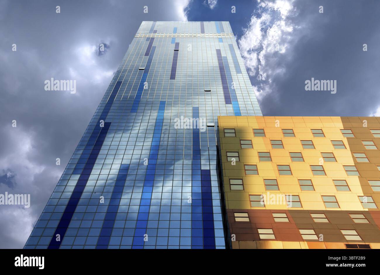Wolkenkratzer mit farbenfroher Fassade, New York City, USA Stockfoto