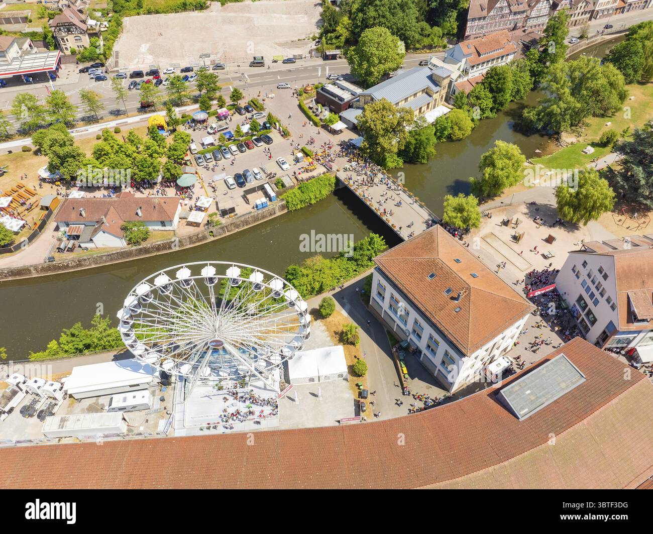 Blick von oben auf ein Sommerfest mit Riesenrad, Brücke und vielen Menschen entlang eines Flusses im Stadtzentrum, 950 Jahre Calw, Parade Calw, Black Fo Stockfoto