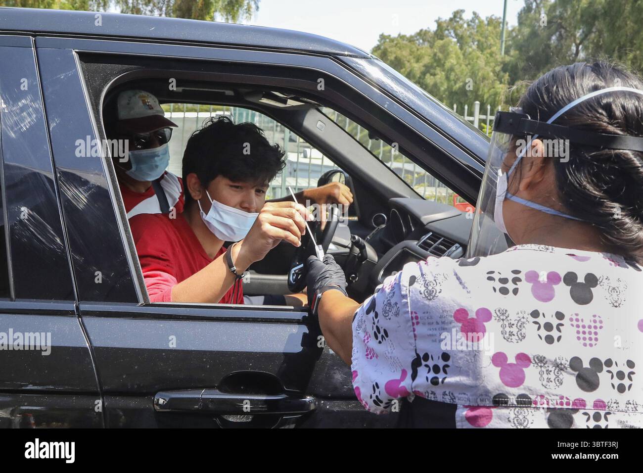 28. August 2020, Chula Vista, CA, USA: Auf diesem Dateifoto macht Jorge Angel Llamas, links, einen COVID-19-Test unter der Aufsicht von Krankenschwester Karen Barringer in Chula Vista. Die U.S. Centers for Disease Control and Prevention gaben am Freitag neue Richtlinien heraus, die besagen, dass Menschen, die enge Kontakte zu jemandem mit einer Coronavirus-Infektion hatten, einen Test benötigen. (Kreditbild: © TNS via ZUMA Wire) Stockfoto
