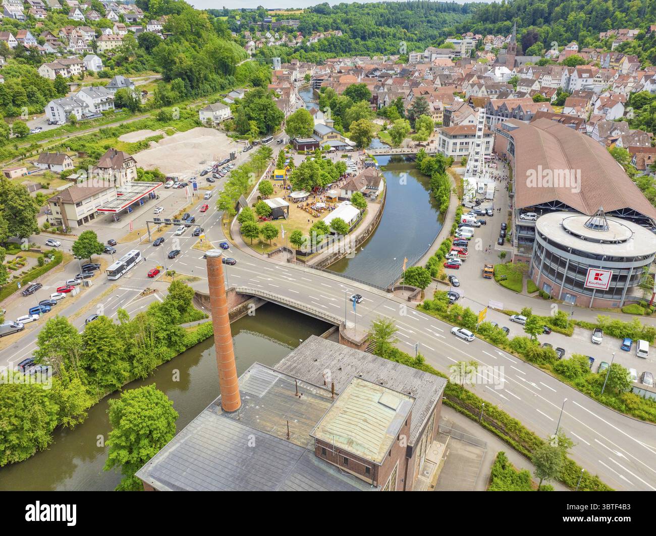 Luftaufnahme einer Stadt in ländlicher Umgebung mit Fluss, Brücke und dominanten Gebäuden, 950 Jahre Calw, Calwparade, Schwarzwald, Deutschland Stockfoto