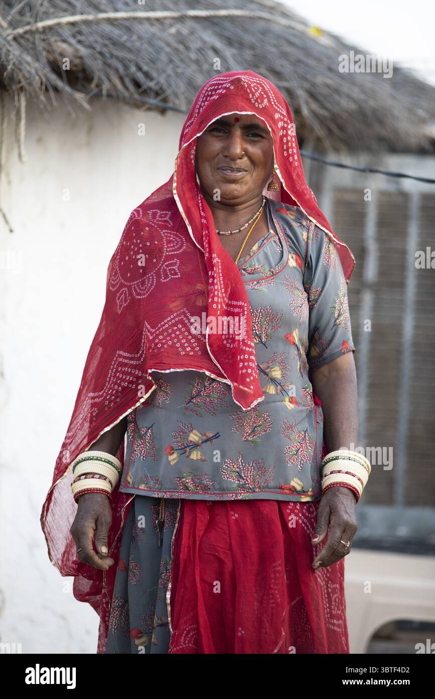 Indische Frau, 55 Jahre alt, Wüstenbewohner in der Wüste Thar oder Great Indian Desert, in der Nähe von Jaisalmer, Rajasthan, Indien Stockfoto