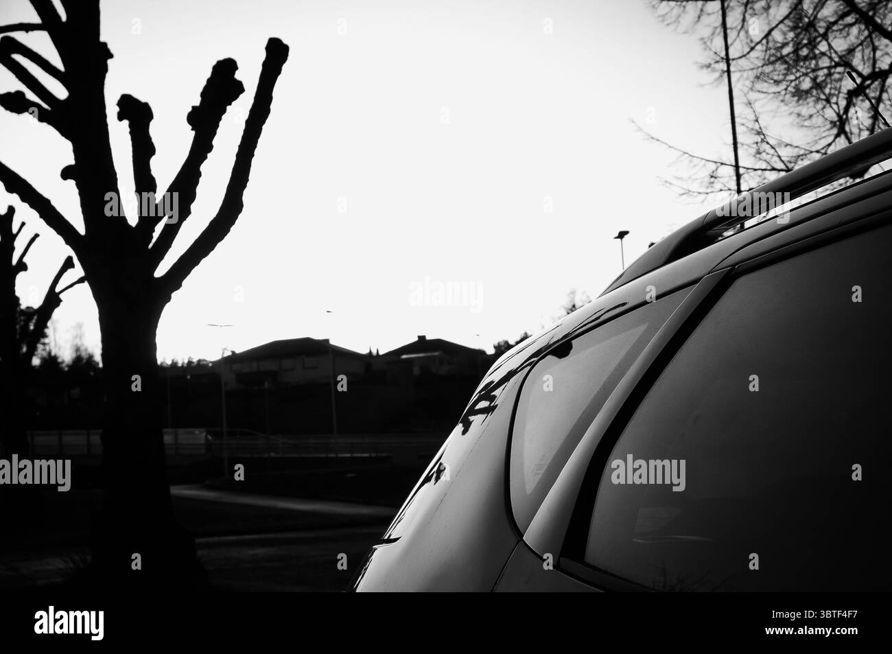 Nahaufnahme eines Autos in Schwarz-weiß Stockfoto