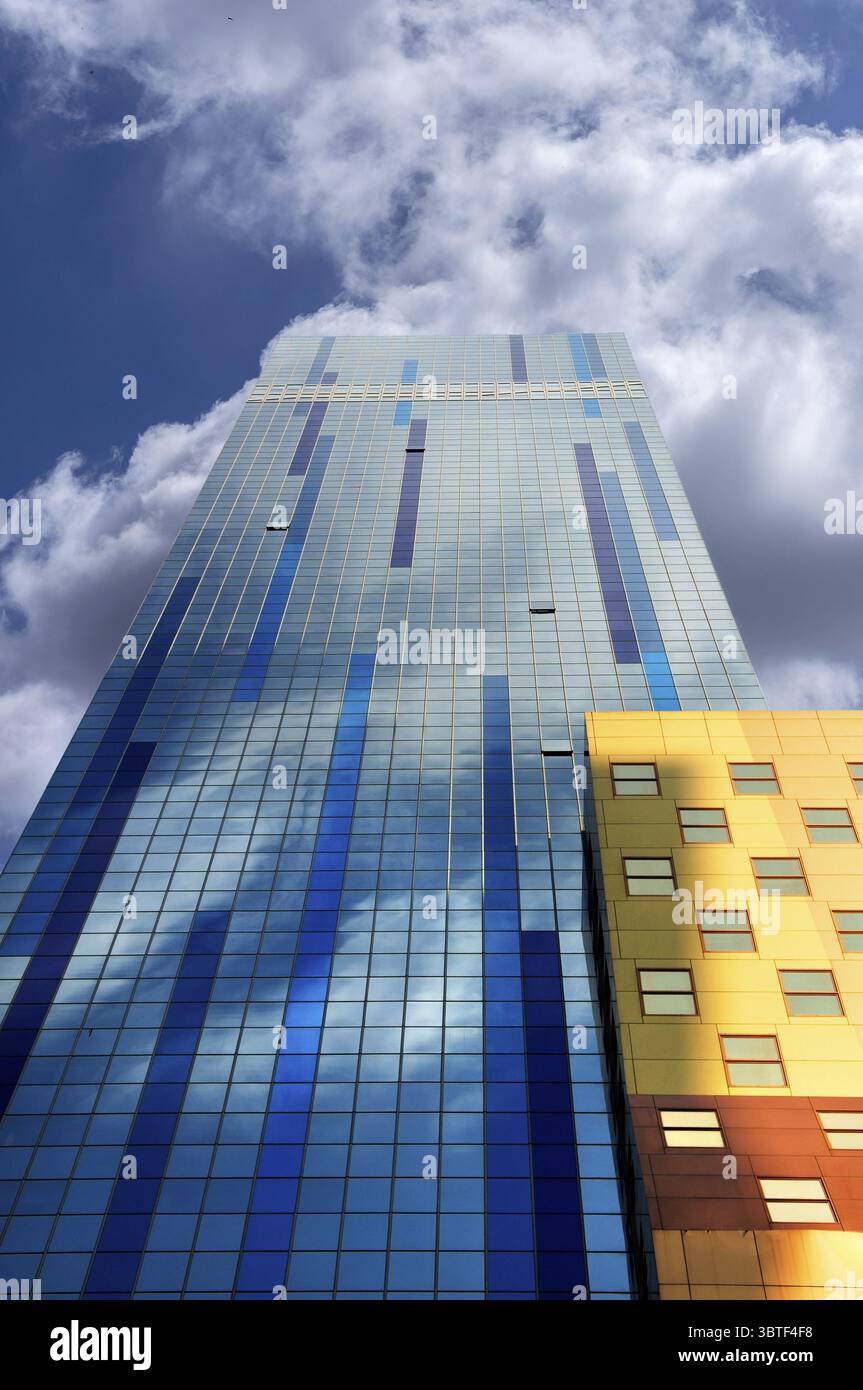 Wolkenkratzer mit farbenfroher Fassade, New York City, USA Stockfoto