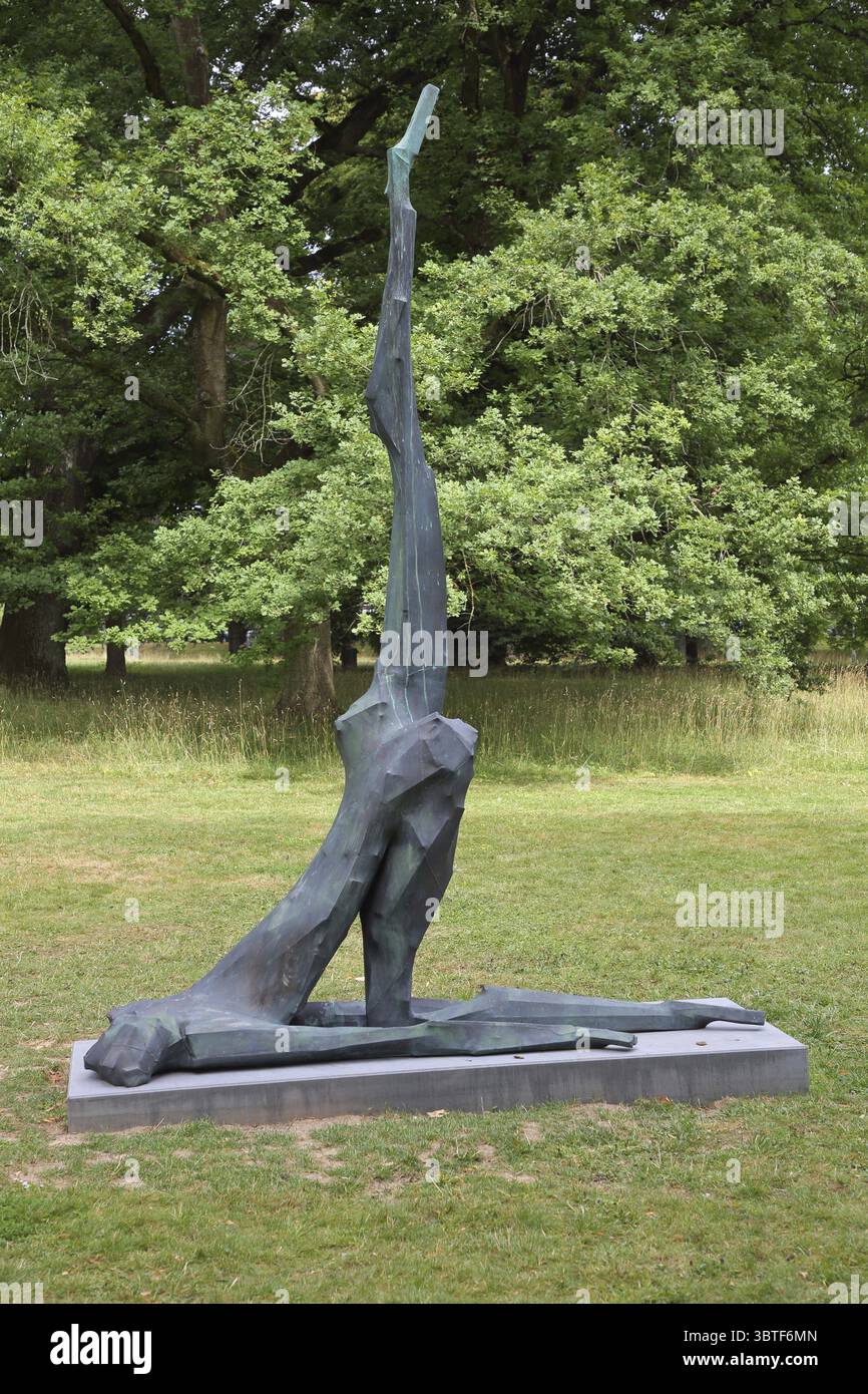Skulptur Mont Parnassus von Georg Herold 2012, Blickachsen 14, Moderne Kunst, Sportfigur, Gymnastik, Yoga, Beine, hoch, oben, flexibel, lange Arme A Stockfoto