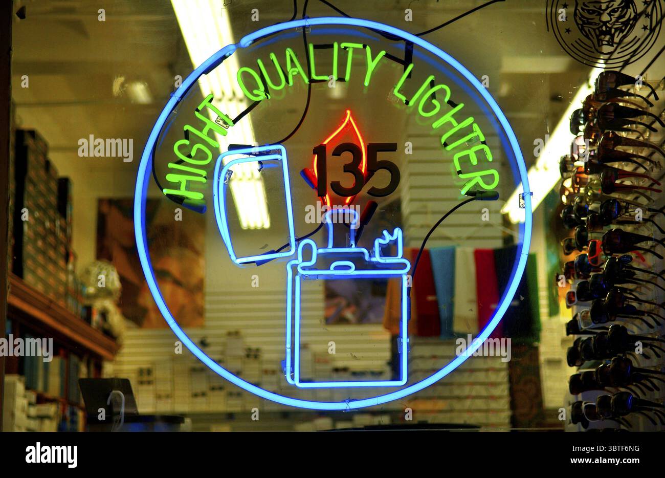 Beleuchtete Werbung in einem Feuerzeugladen, New York City, USA Stockfoto