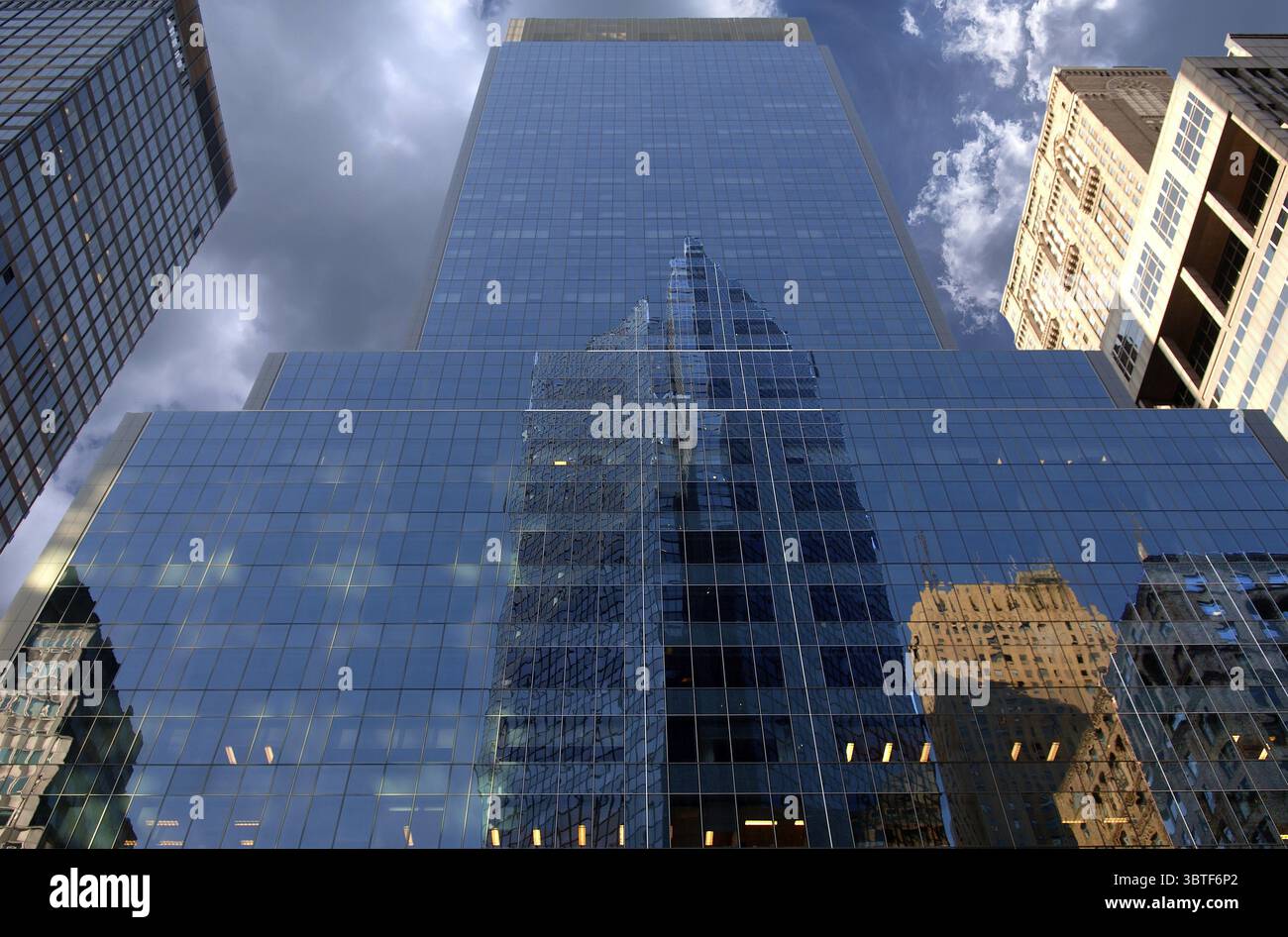 Reflexion in einer Glasfassade eines Wolkenkratzers, New York City, USA Stockfoto