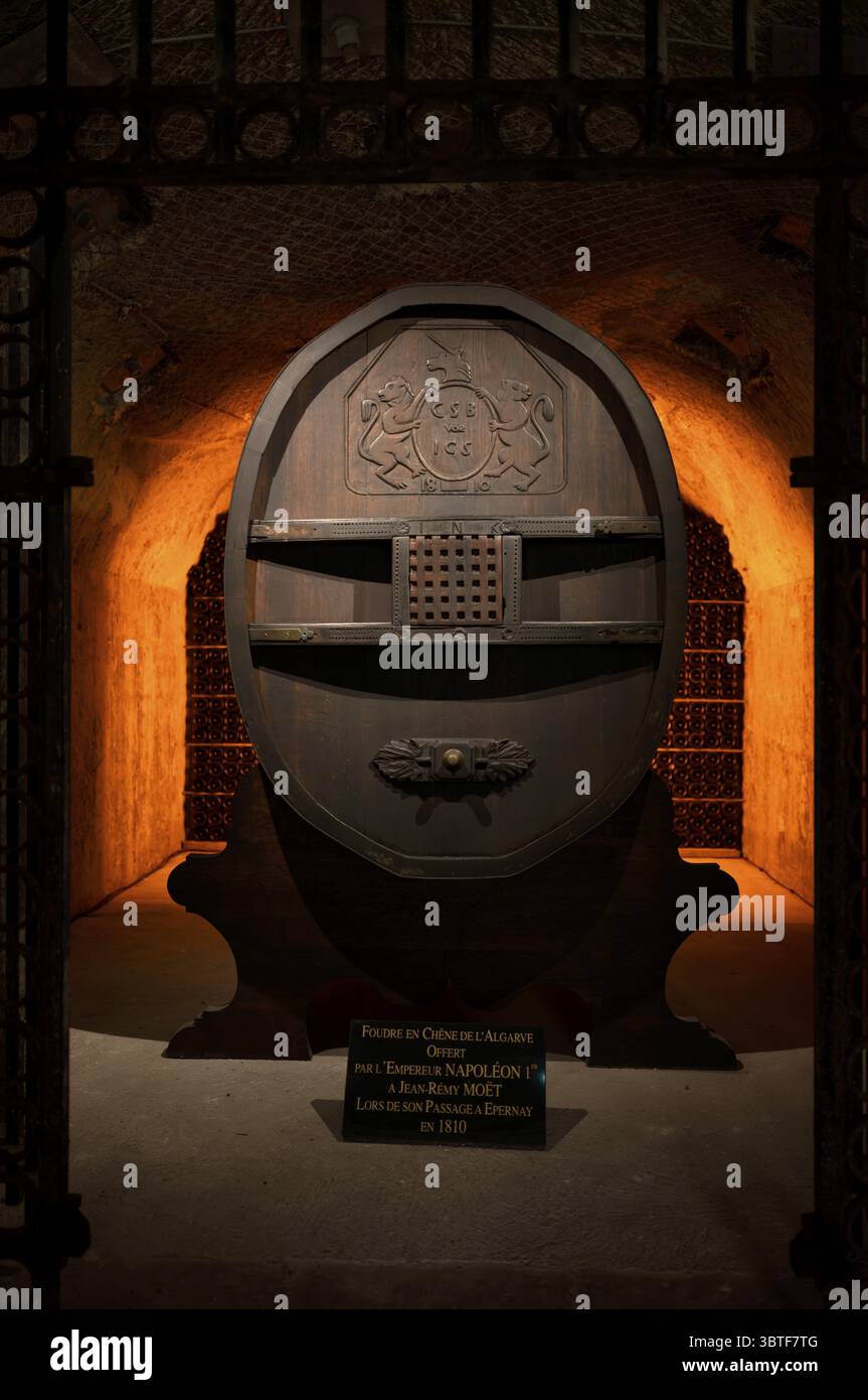Eichenfass, Geschenk von Napoleon I, Keller, Sektkeller von Moet & Chandon, Les Caves Moet & Chandon, Hauptsitz der Champagnermarke Moet & Stockfoto