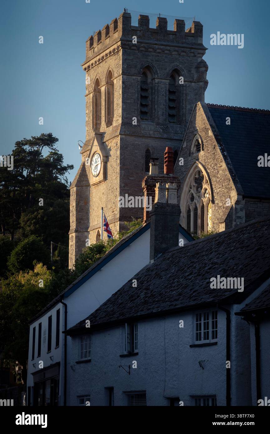 Die Kirche St. Michaels fängt goldene Abendlichter bei Beer in Devon ein Stockfoto