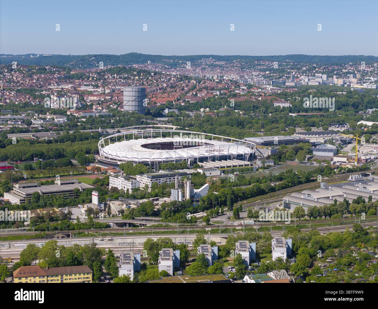 Luftaufnahme, MHP Arena, umgeben von grüner Urbanität und Gebäuden in Stuttgart, Baden-Württemberg, Deutschland Stockfoto
