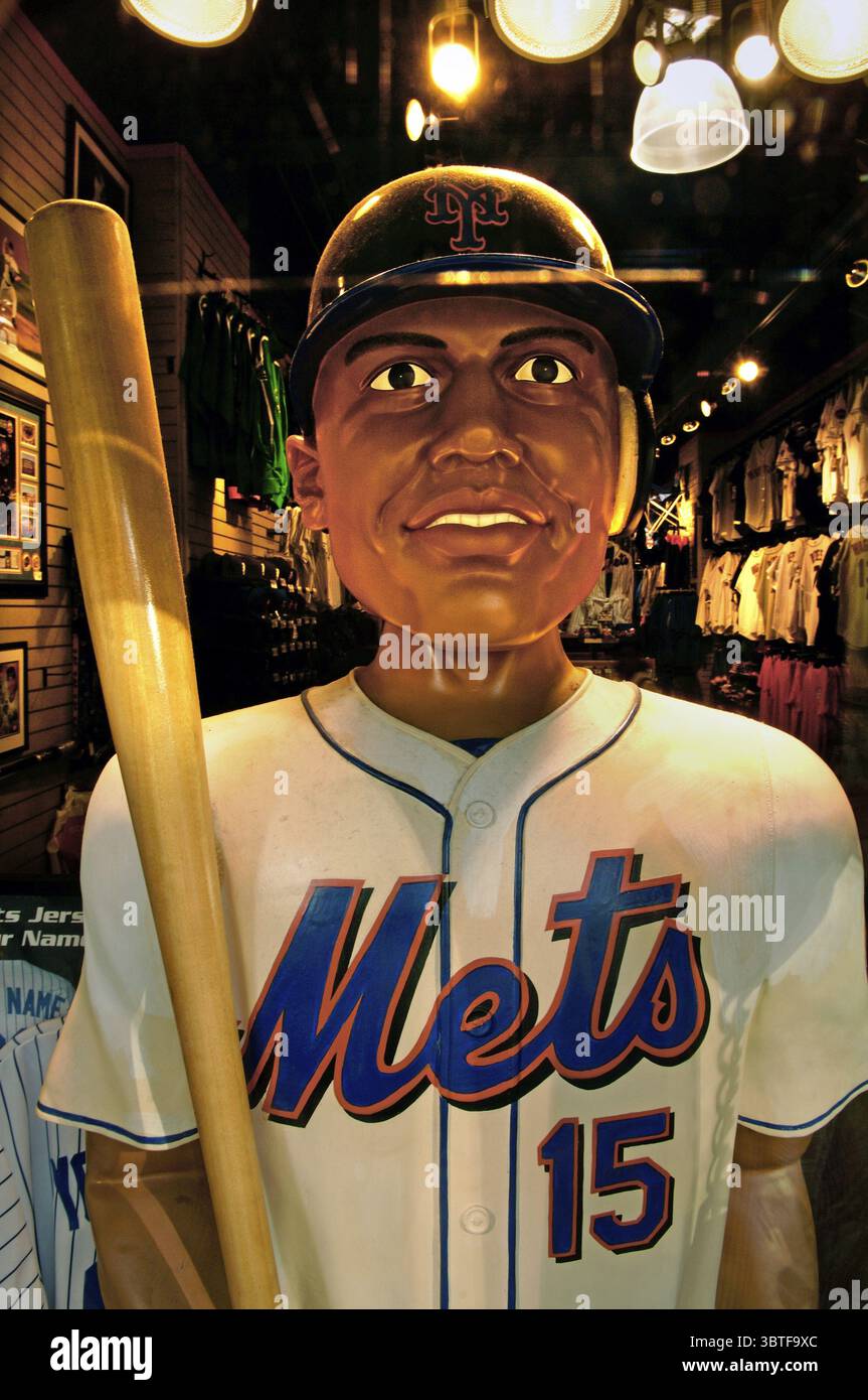Baseball-Figur in einem Sportgeschäft, New York City, USA Stockfoto
