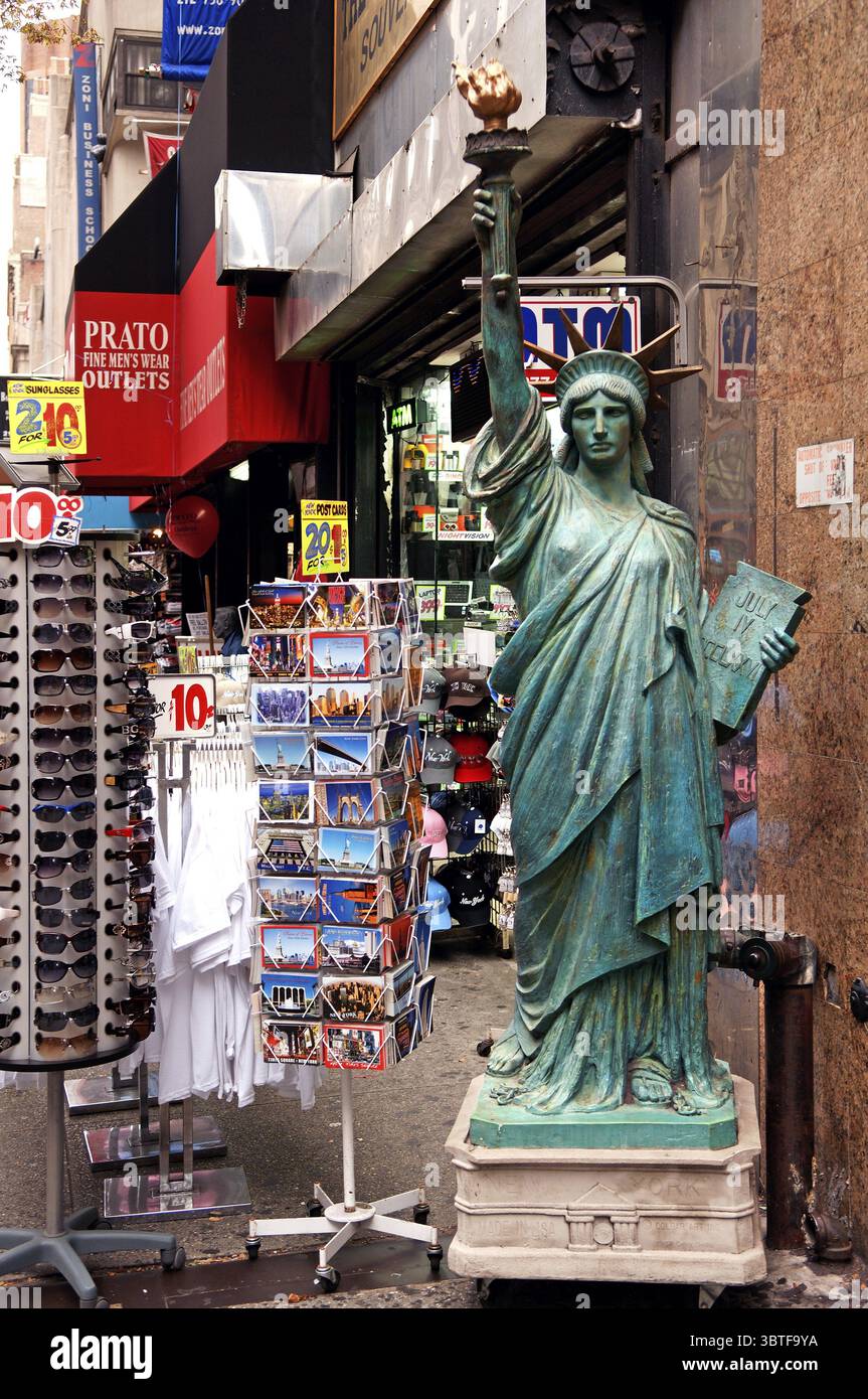 Souvenirladen mit großer Freiheitsstatue, Postkarten und Sonnenbrillen, New York City, USA Stockfoto