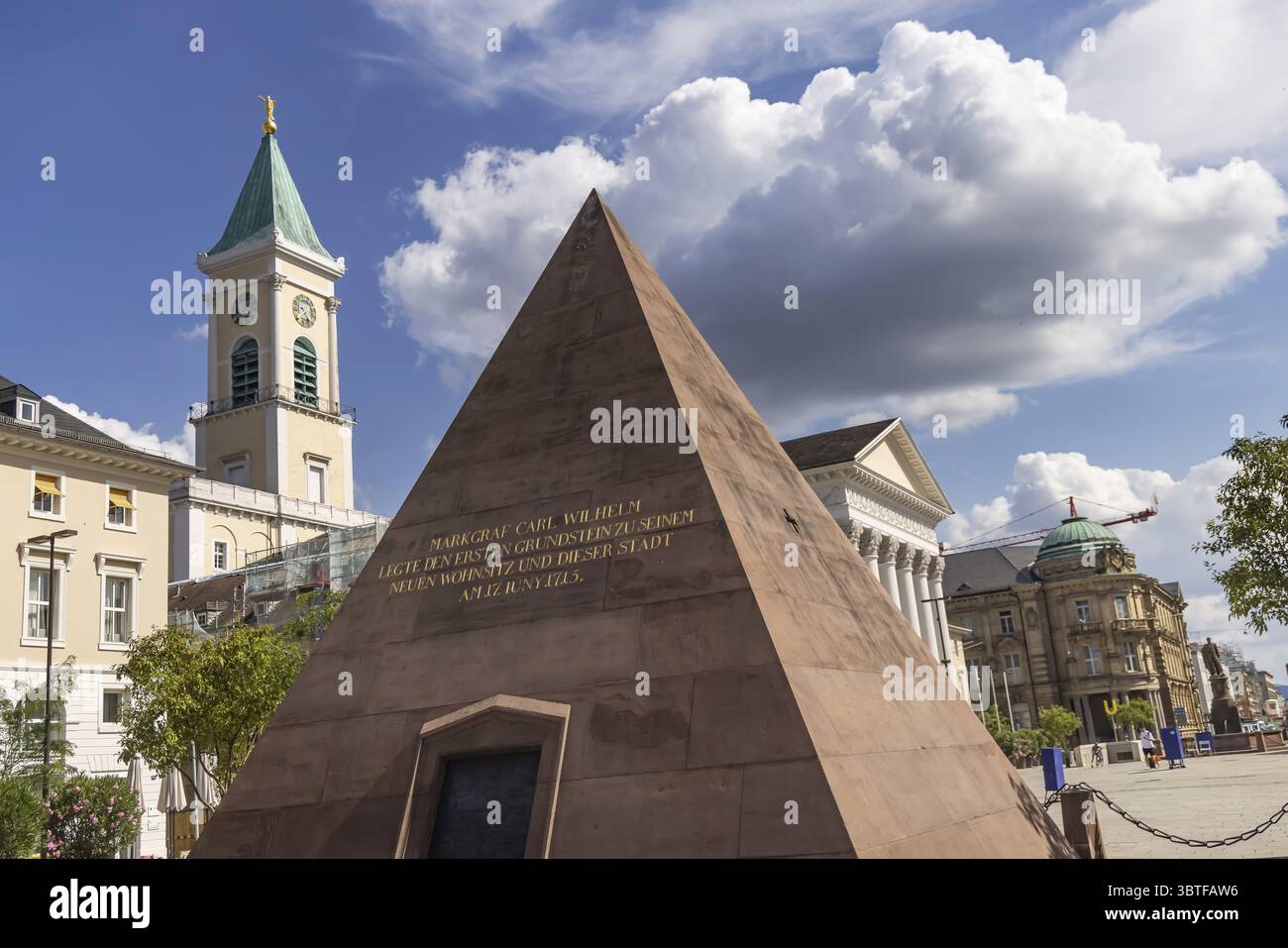 Stadtblick auf Karlsruhe mit Pyramide auf dem Marktplatz. Karlsruhe, Baden-Württemberg, Deutschland Stockfoto