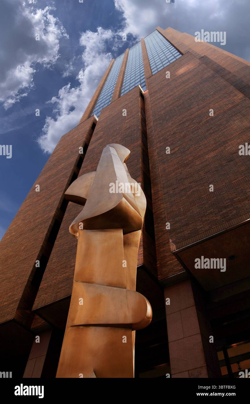 Moderne Skulptur vor einem Hochhaus, New York City, USA Stockfoto