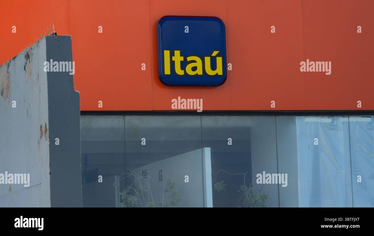 Blick auf die Fassade mit dem Logo von Bano Itau in der Stadt Salvador, Bahia. Stockfoto