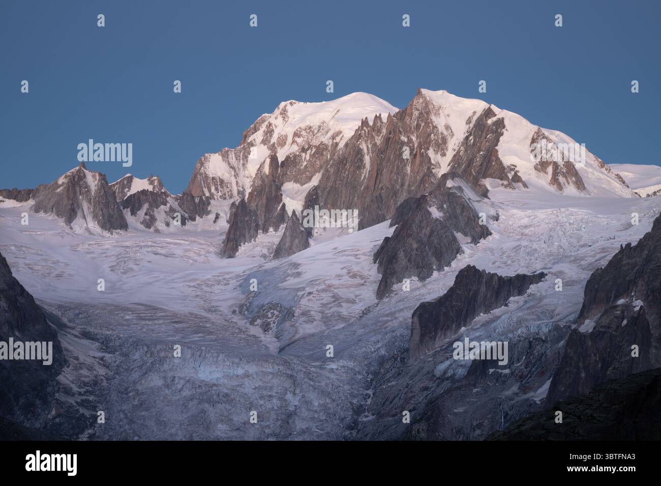 Das Mont Blanc-Massiv im Morgenlicht. Stockfoto