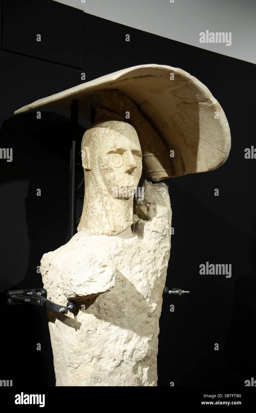 01=06=2024 Italien, Sardinien, Oristano, Cabras - die Riesen des Monte Prama, Nuragische Skulptur aus Calcarenit, ausgestellt im Civic Archaeological Museum Stockfoto