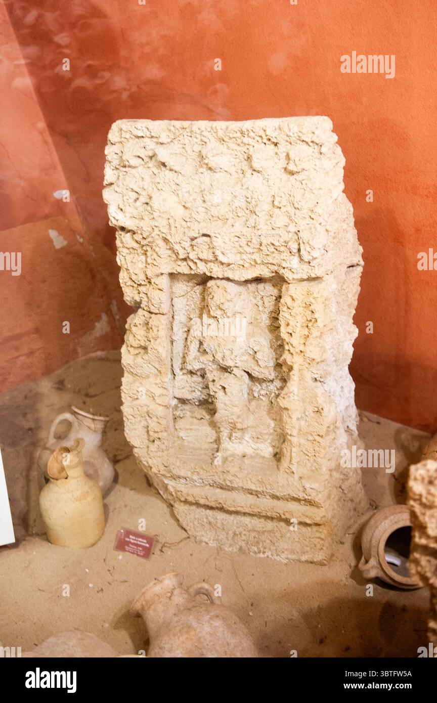 01=06=2024 Italien, Sardinien, Oristano, Cabras - die Riesen des Monte Prama, Nuragische Skulptur aus Calcarenit, ausgestellt im Civic Archaeological Museum Stockfoto