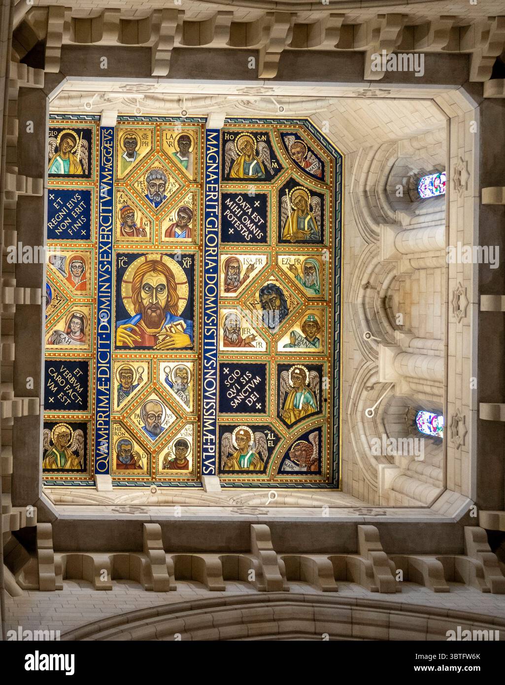 Decke des Laternenturms in Buckfast Abbey, Buckfastleigh, Devon, Heimat einer Gemeinschaft von Benediktinermönchen, die Christus umgeben von Engeln darstellen, p Stockfoto