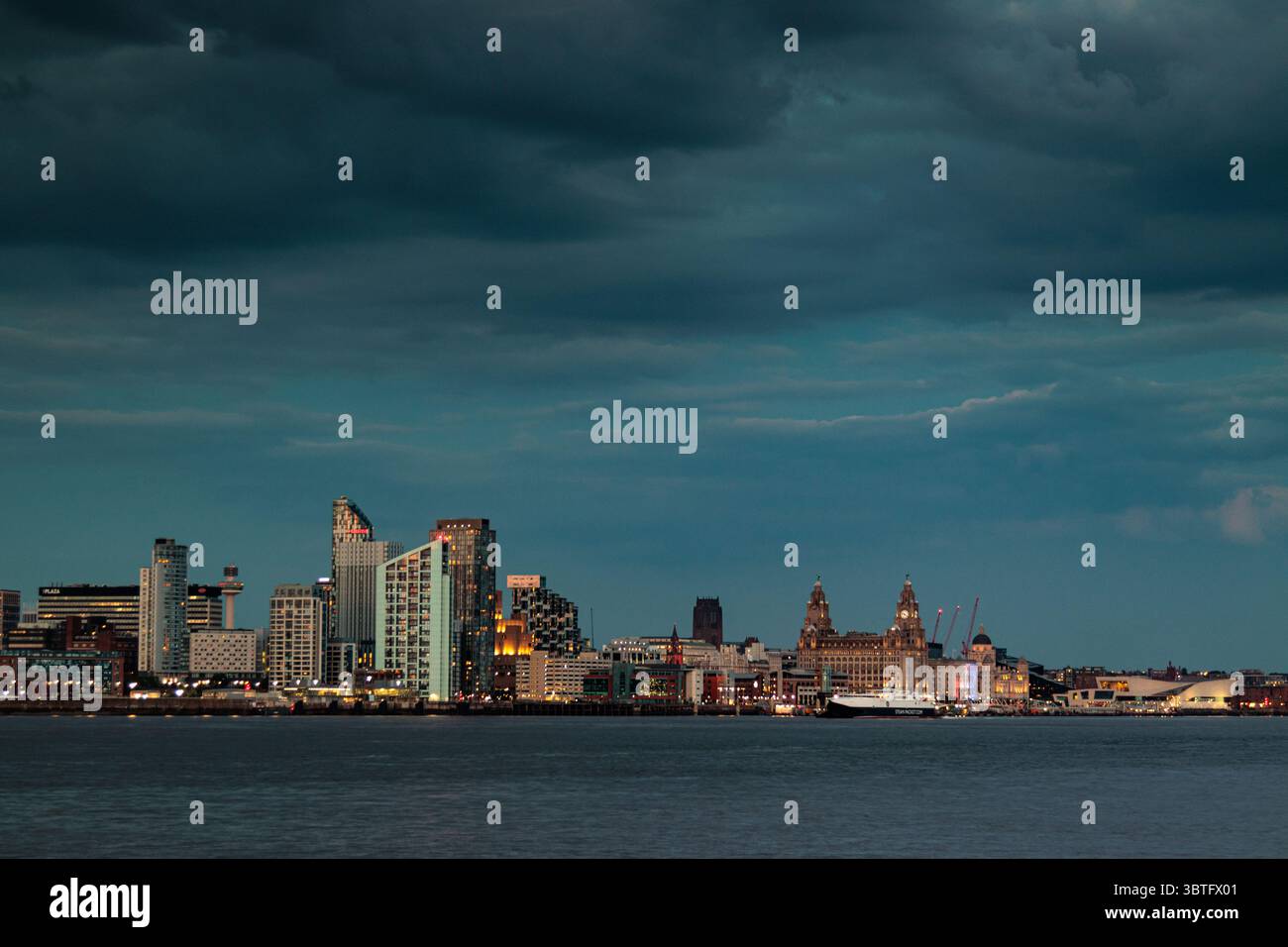 Die Skyline am Ufer von Liverpool in der Abenddämmerung am Ufer des Flusses Mersey Stockfoto
