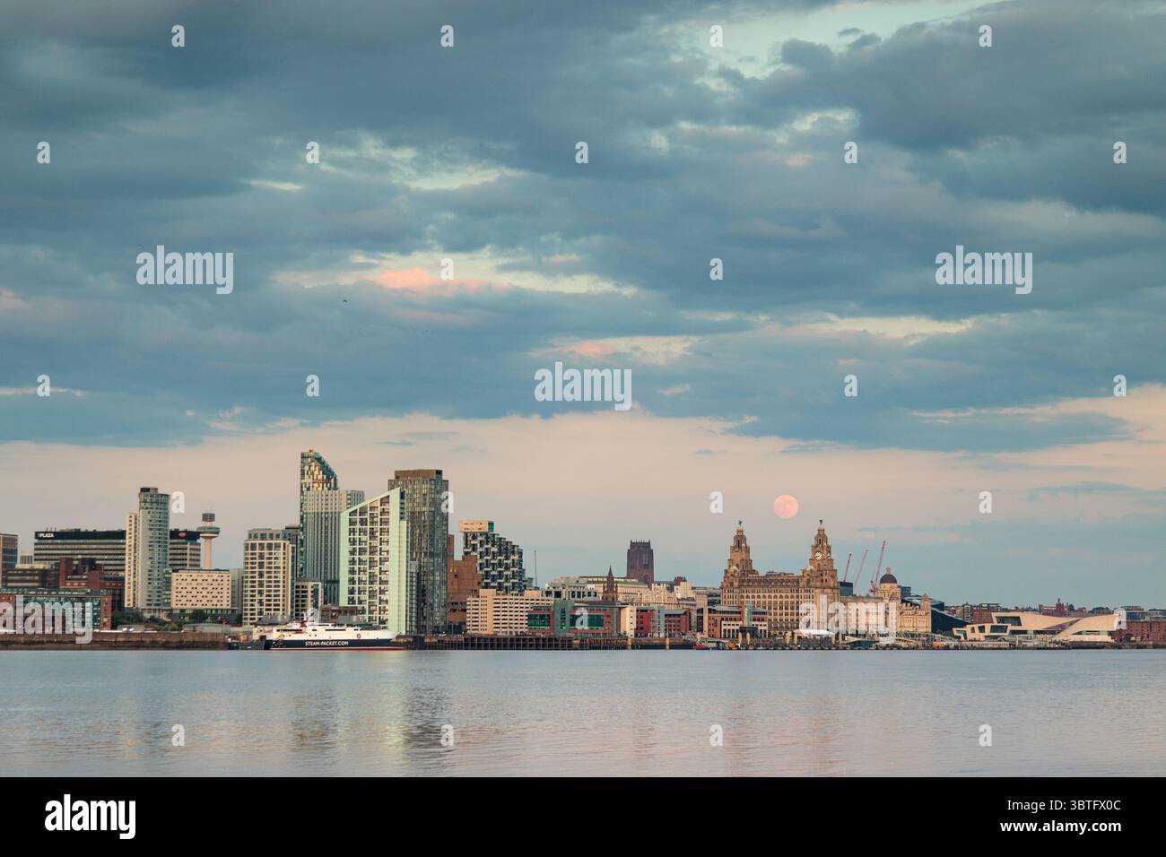 Die Skyline von Liverpool am Ufer des Flusses Mersey Stockfoto