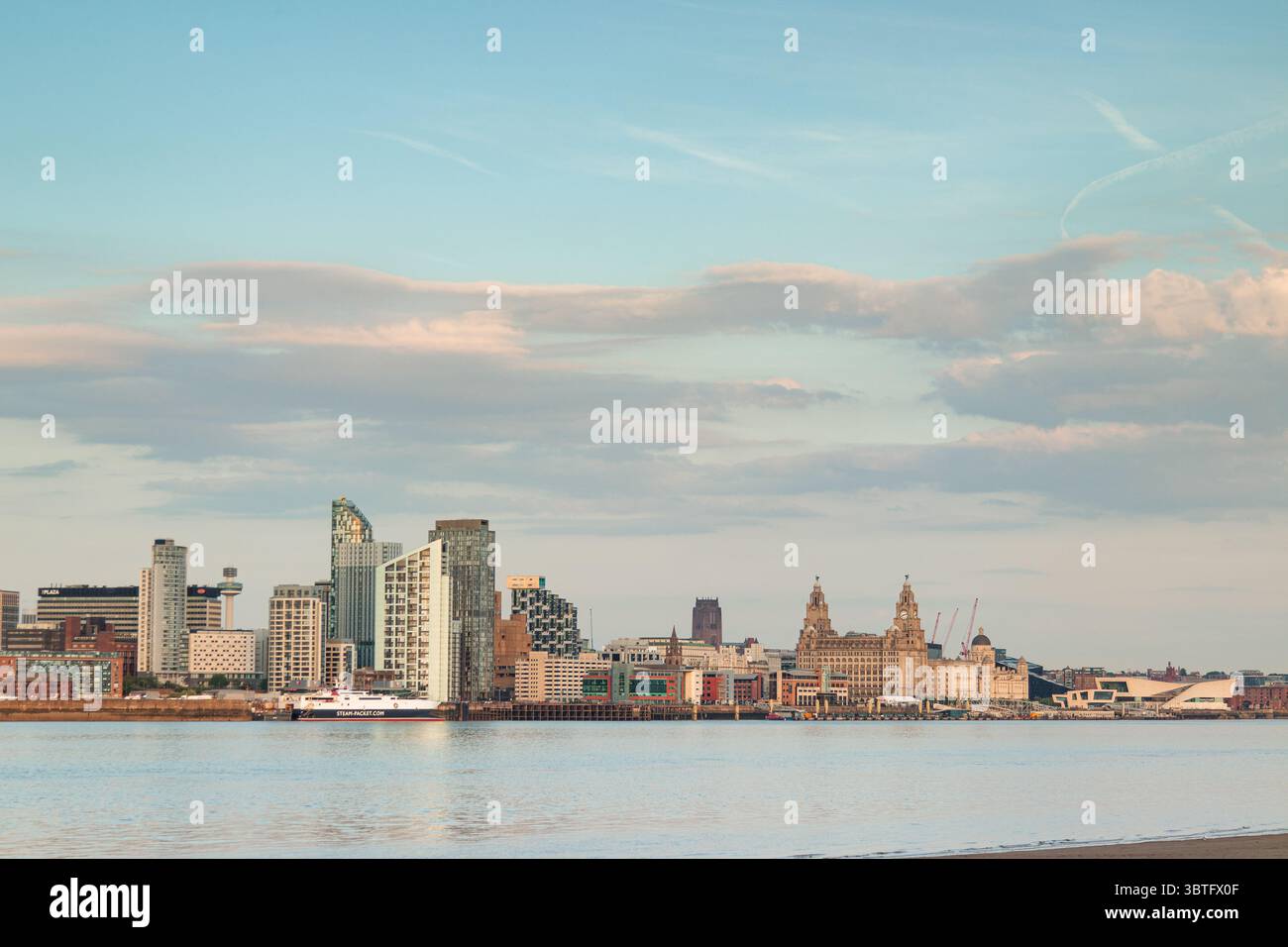 Die Skyline von Liverpool am Ufer des Flusses Mersey Stockfoto
