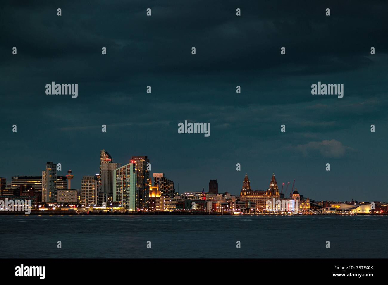 Die Skyline am Ufer von Liverpool bei Nacht am Ufer des Flusses Mersey Stockfoto