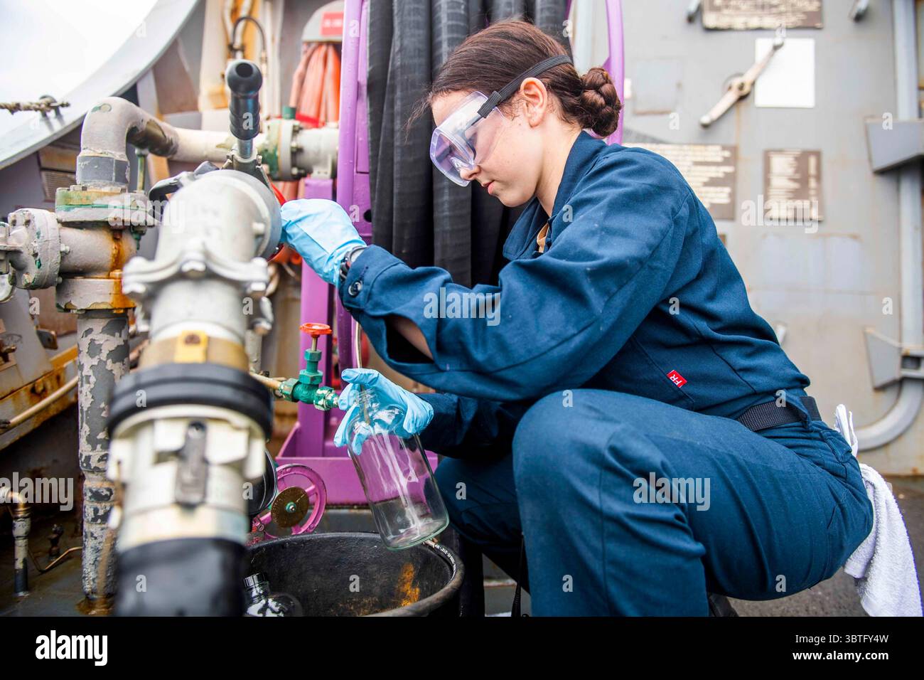 7. Oktober 2019: Gasturbinensystemtechniker McKenna Menedis aus Baltimore entnimmt Treibstoffproben für Tests an Bord des Arleigh-Burke-Klasse-Raketenzerstörers USS Milius (DDG 69). Milius führt Operationen in der indopazifischen Region durch, während er der Destroyer Squadron (DESRON) 15, der größten vorwärtsgerichteten DESRON der Navys und der Hauptstreitkraft der 7. US-Flotte zugewiesen ist. (Kreditbild: © U.S. Navy/ZUMA Wire/ZUMAPRESS.com) Stockfoto