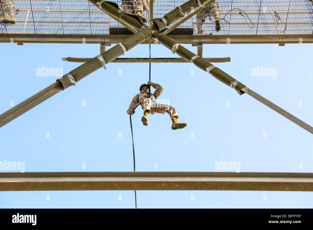 30. September 2019 – Parris Island, South Carolina, USA – Ein Rekrut mit Charlie Company, 1. Rekrut-Training-Bataillon, seilt den Abseilturm an Bord des Marine Corps Depot Parris Island ab, 30. September 2019. Der Abseilturm ist eine Trainingsveranstaltung, die dazu dient, Vertrauen zu wecken und Höhenangst bei Rekruten zu beseitigen. (Kreditbild: © U.S. Marines/ZUMA Wire/ZUMAPRESS.com) Stockfoto