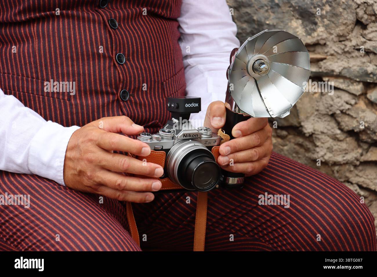 Nahaufnahme einer alten Nikon-Kamera in den Händen des Fotografen. Darstellung des Chirche-Traditionen-Tages. Stockfoto
