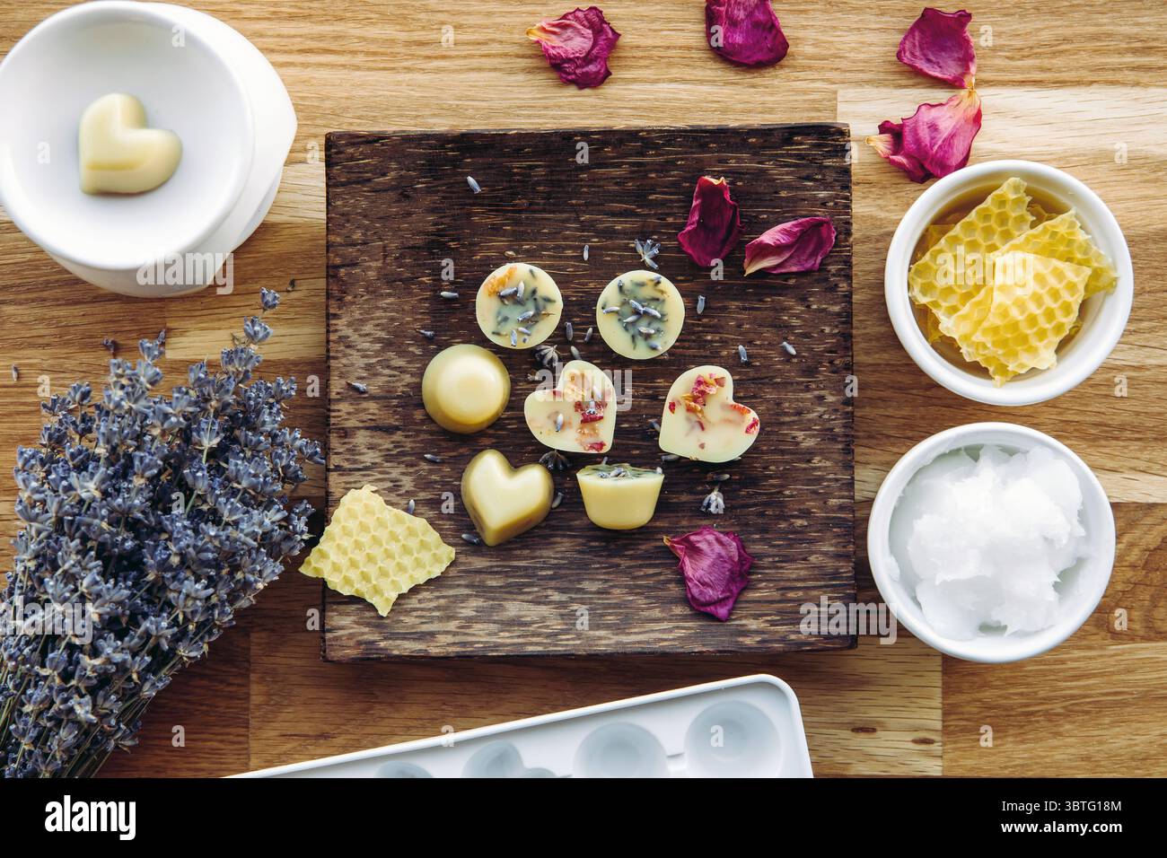 Herstellung von Mini-Wachs schmilzt für das Konzept der Aromalampe zu Hause. Werkzeuge Zutaten auf dem Tisch ungebleichtes Bienenwachs, festes Kokosöl, ätherisches Öl, getrocknete Blume Stockfoto