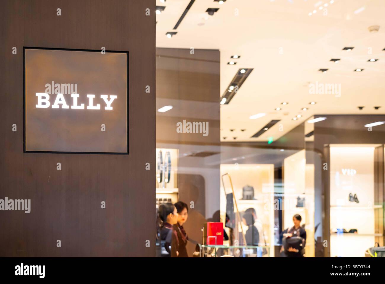 5. Oktober 2019, Shenzhen, Guangdong, China: Schweizer Luxusmodehaus Bally Store und Logo in Shenzhen. (Credit Image: © Alex Tai/SOPA Images via ZUMA Wire) Stockfoto