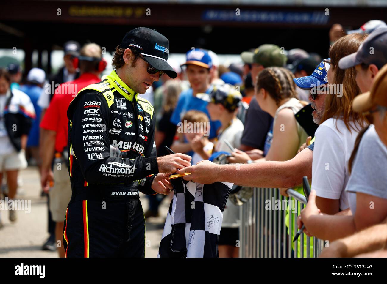 Brooklyn, Mi, USA. Juni 2025. RYAN BLANEY (12) von High Point, NC wird für das FireKeepers Casino 400 in Brooklyn, MI, vorbereitet. (Kreditbild: © Walter G. Arce Sr./ASP via ZUMA Press Wire) NUR REDAKTIONELLE VERWENDUNG! Nicht für kommerzielle ZWECKE! Stockfoto