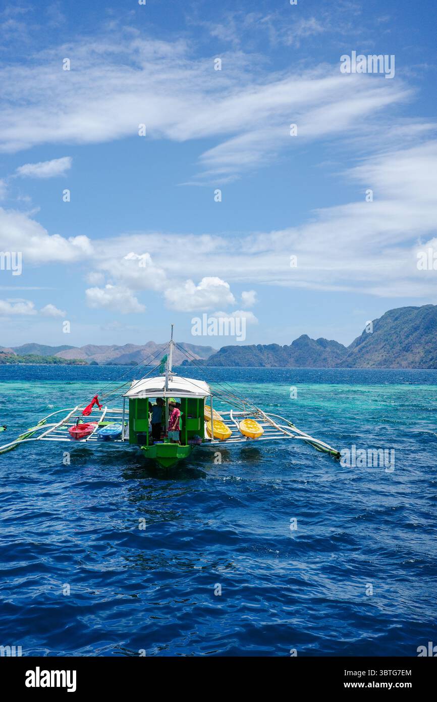 Ein lokales Boot bringt Reisende von den Coron Inseln zum Tauchen und Schnorcheln in den schönsten Tauchplatz in Palawan, Philippinen Stockfoto