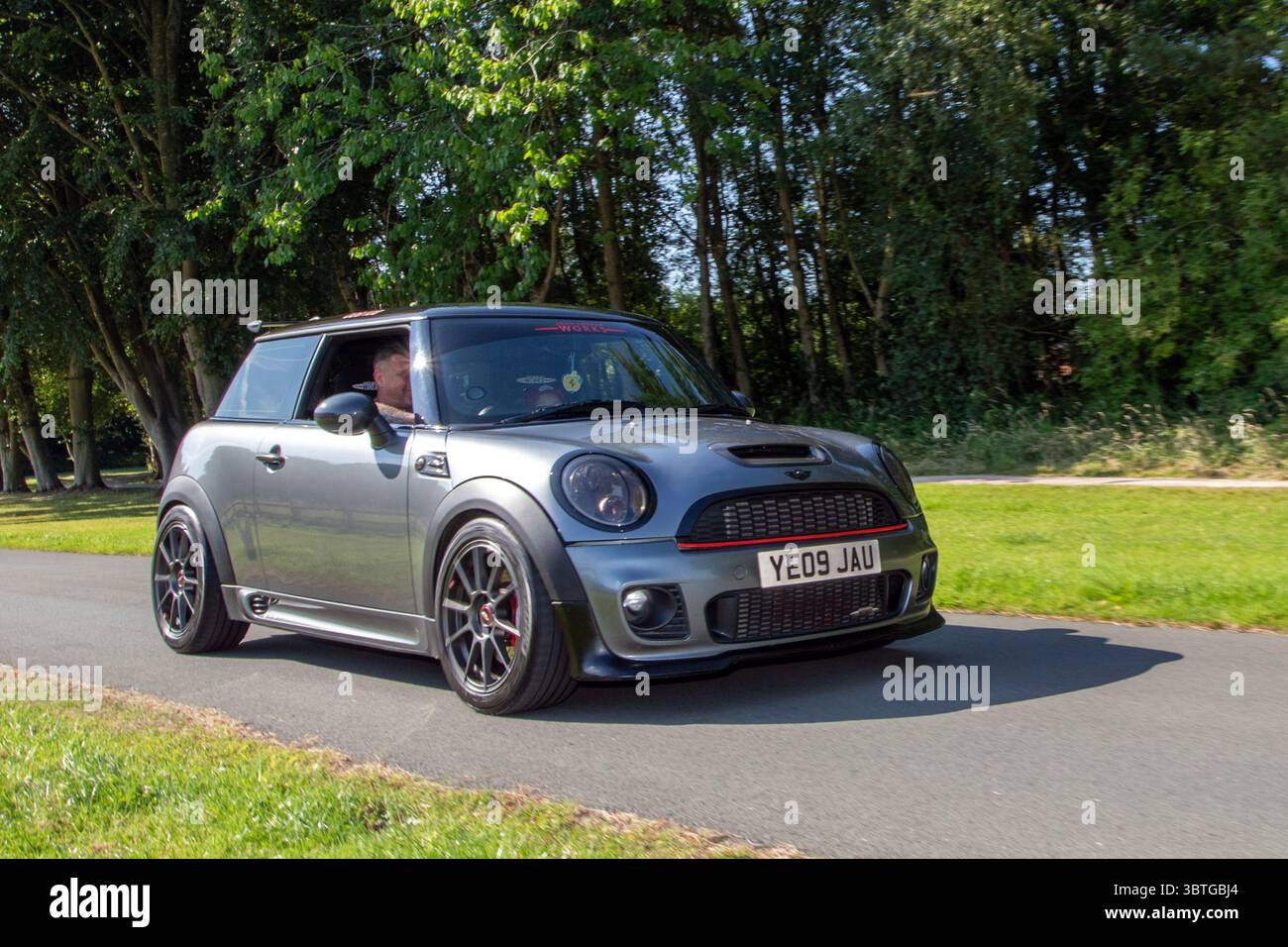 2009 Grey Mini John Cooper Works Opt Start/Stop Car Hatchback Benzinmotor 1598 ccm; auf der Lytham Hall Mega MINI Oldtimer und Performance, Sammler und Enthusiasten Motorshow. UK Stockfoto