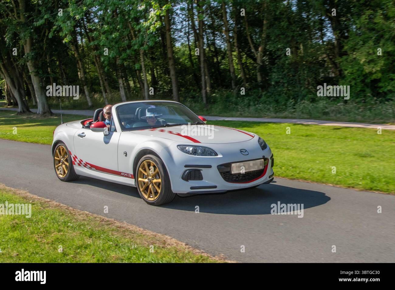 2015 White Mazda MX-5 i Roadster SE Cabriolet 1798 ccm, 1,8i SE Roadster Miata Coupe; auf der Lytham Hall Mega MINI Oldtimer und Performance, Sammler und Enthusiasten Motorshow. UK Stockfoto