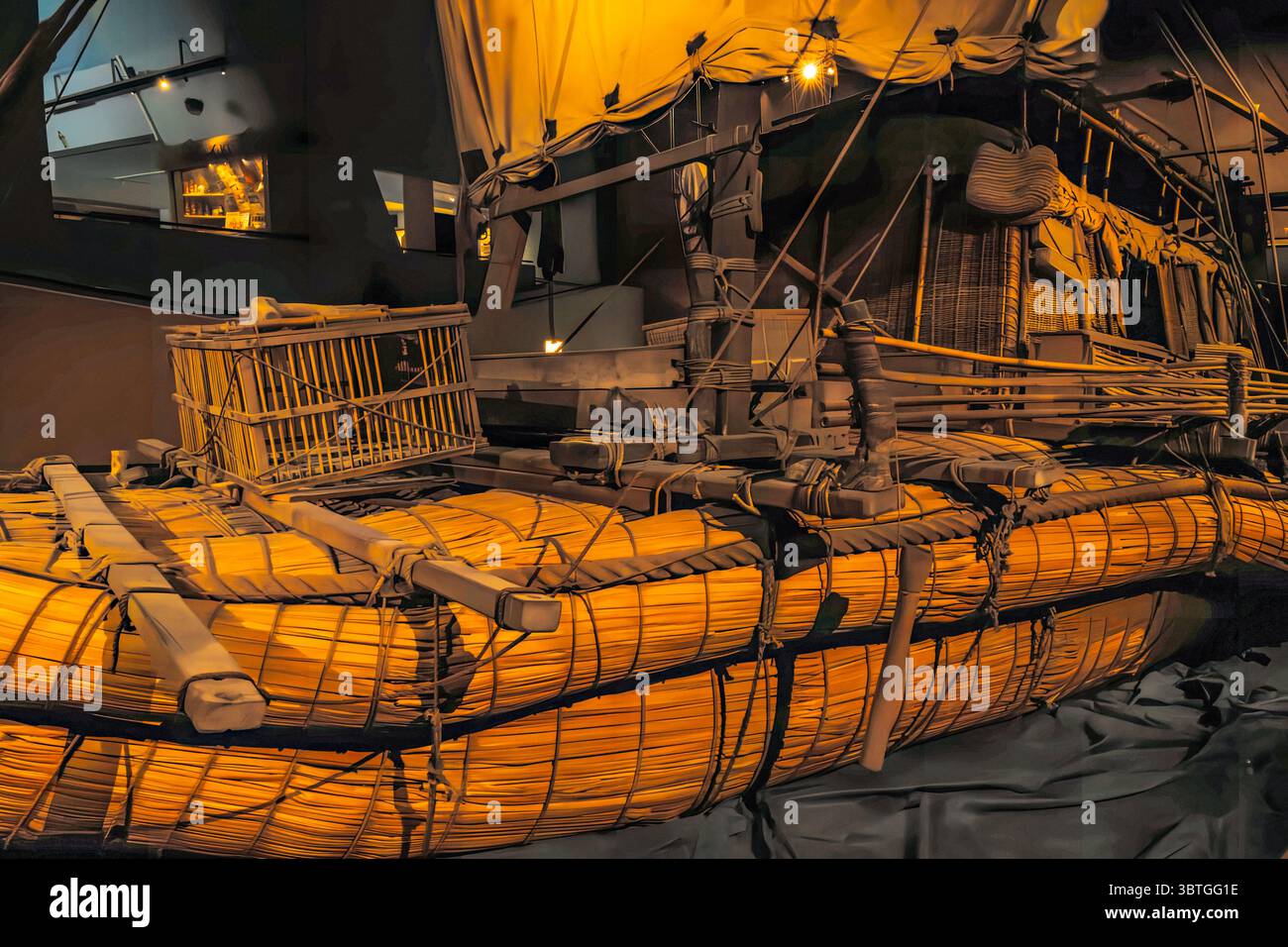 Das Schilfboot RA II befindet sich im Kon-Tiki Museum auf der Halbinsel Bygdoy in Oslo, Norwegen. Die Ra II, ein Schiff aus Schilf nach Heyerdahls Wahrnehmungen Stockfoto Das Schilfboot RA II befindet sich im Kon-Tiki Museum auf der Halbinsel Bygdoy in Oslo, Norwegen. Die Ra II, ein Schiff aus Schilf nach Heyerdahls Wahrnehmungen Stockfoto