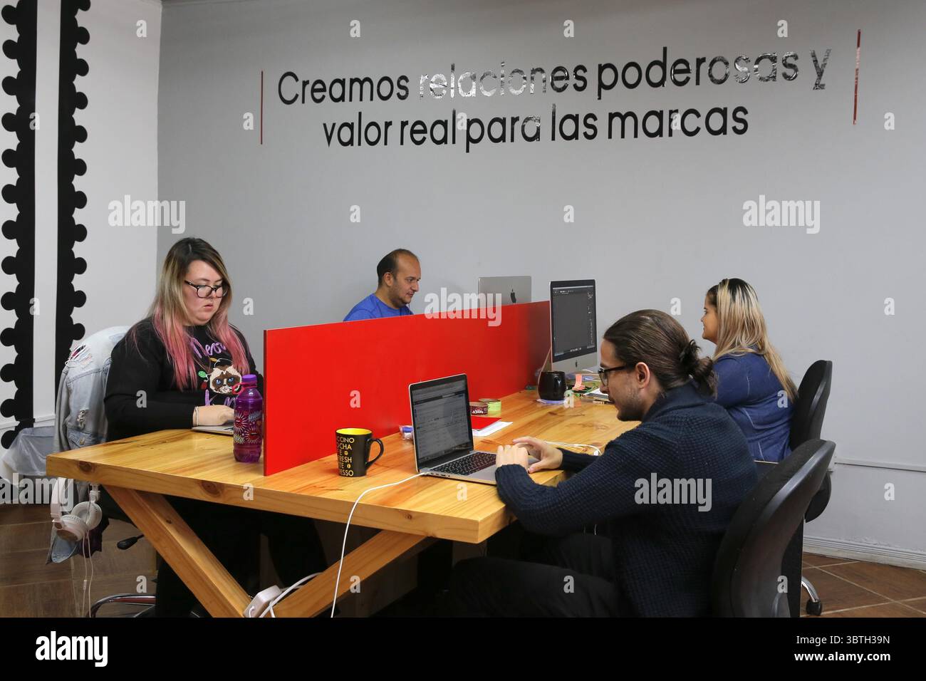 Juni 2018: 08062018. Sabanilla de Montes de Oca. Hora: 09:00 Uhr FotografÃÂ­as de la empresa Nidux, que ofrece a las empresas la oportunidad de abrir una sucursal Virtual o fÃÂ­sico de su punto de venta extensiÃÂ³n, por medio de una plataforma de venta en lÃÂ­nea Multicanal (E-Commerce, Social-Commerce und mobiler Handel). Las imÃÂgenes se llevaron a cabo en las instalaciones de Nidux en Sabanilla de Montes de Oca. EN la foto, los colaboradores de la empresa (de izquierda a derecha), Cathy Brenes, Carlos Sierra, Stephanie Madrigal y Yosel Linkemer..Fotos: Mayela LÃÂ³pez (Kreditbild: Stockfoto