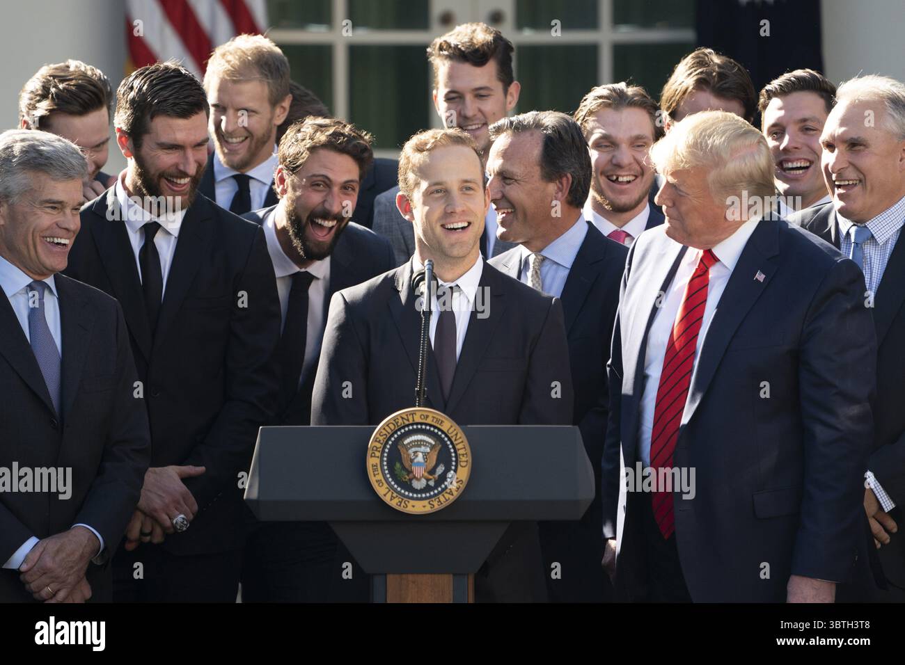 15. Oktober 2019, Washington, DC, Vereinigte Staaten von Amerika: US-Präsident Donald Trump, rechts, sieht zu, wie St. Louis Blues Spieler Jaden Schwartz während einer Zeremonie zur Begrüßung des professionellen Eishockeyteams der Stanley Cup Championship 2019, der St. Louis Blues, im Rose Garden des Weißen Hauses am 15. Oktober 2019 in Washington, DC, spricht. (Kreditbild: © Joyce Boghosian Via ZUMA Wire) Stockfoto