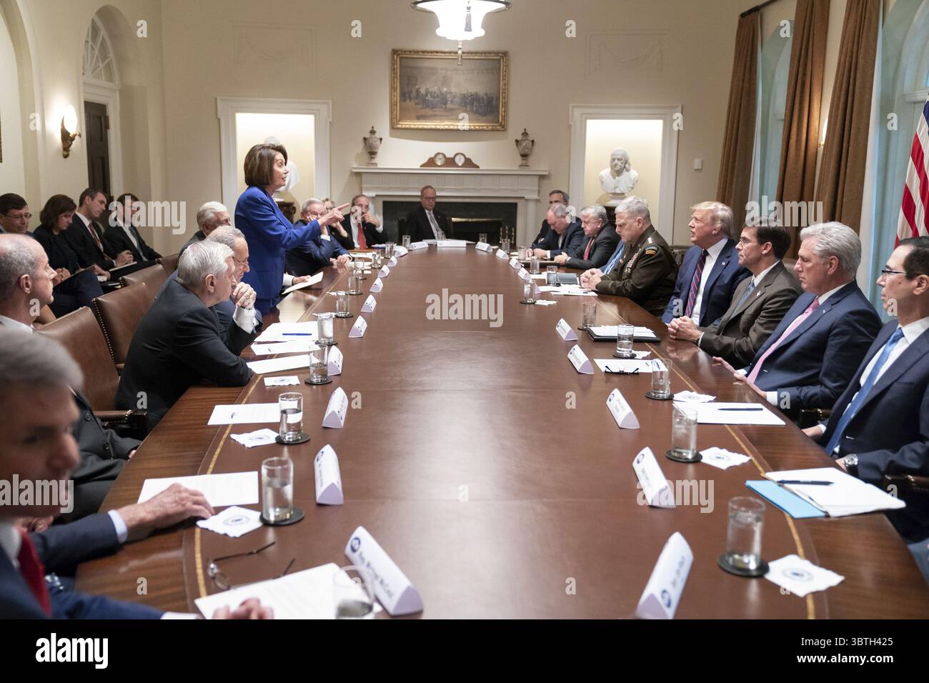 16. Oktober 2019, Washington, DC, Vereinigte Staaten von Amerika: US-Präsidentin NANCY PELOSI, links, konfrontiert Präsident DONALD TRUMP, rechts, nachdem er sie während eines Treffens über Syrien im Kabinettssaal des Weißen Hauses in Washington, DC beleidigt hatte. Das Treffen, das der Präsident einberufen hatte, um über die Krise entlang der syrisch-türkischen Grenze zu diskutieren, wurde in eine Konfrontation überführt, bevor der Sprecher ausschied. (Bild: © Shealah Craighead Via ZUMA Wire) Stockfoto