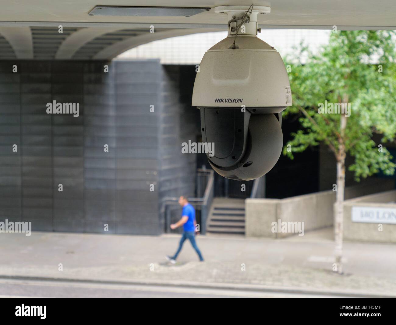 Eine Überwachungskamera Hikvision, die vom chinesischen, teilweise staatlichen Unternehmen produziert wurde, überwacht die Fußgängeraktivitäten in der City of London, Großbritannien, und hebt die Integration internationaler Sicherheitstechnologien in britischen Stadtgebieten hervor Stockfoto