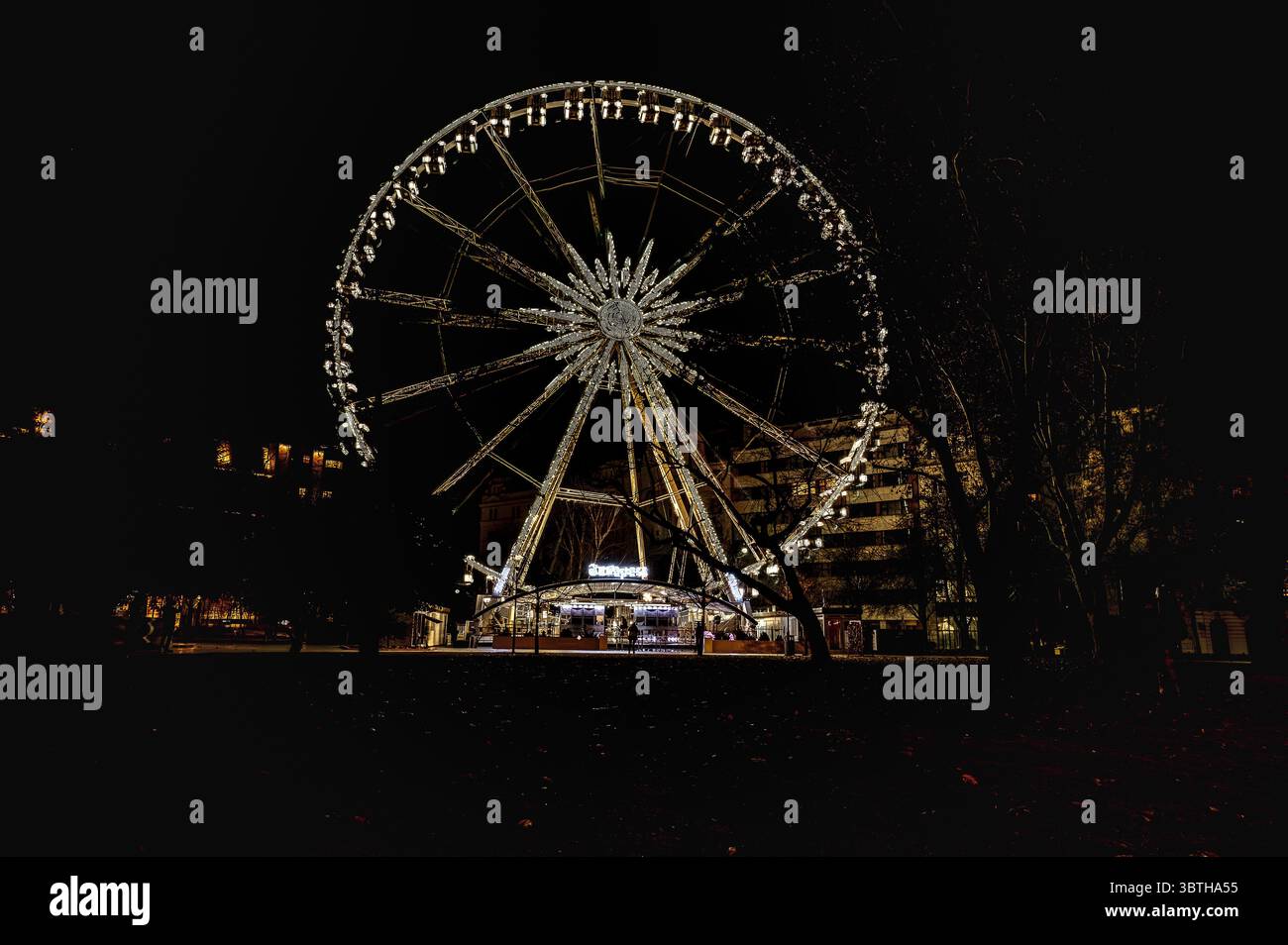 Beleuchtetes Riesenrad, das am Nachthimmel in der Innenstadt von Budapest, Ungarn, März 2025 leuchtet Stockfoto