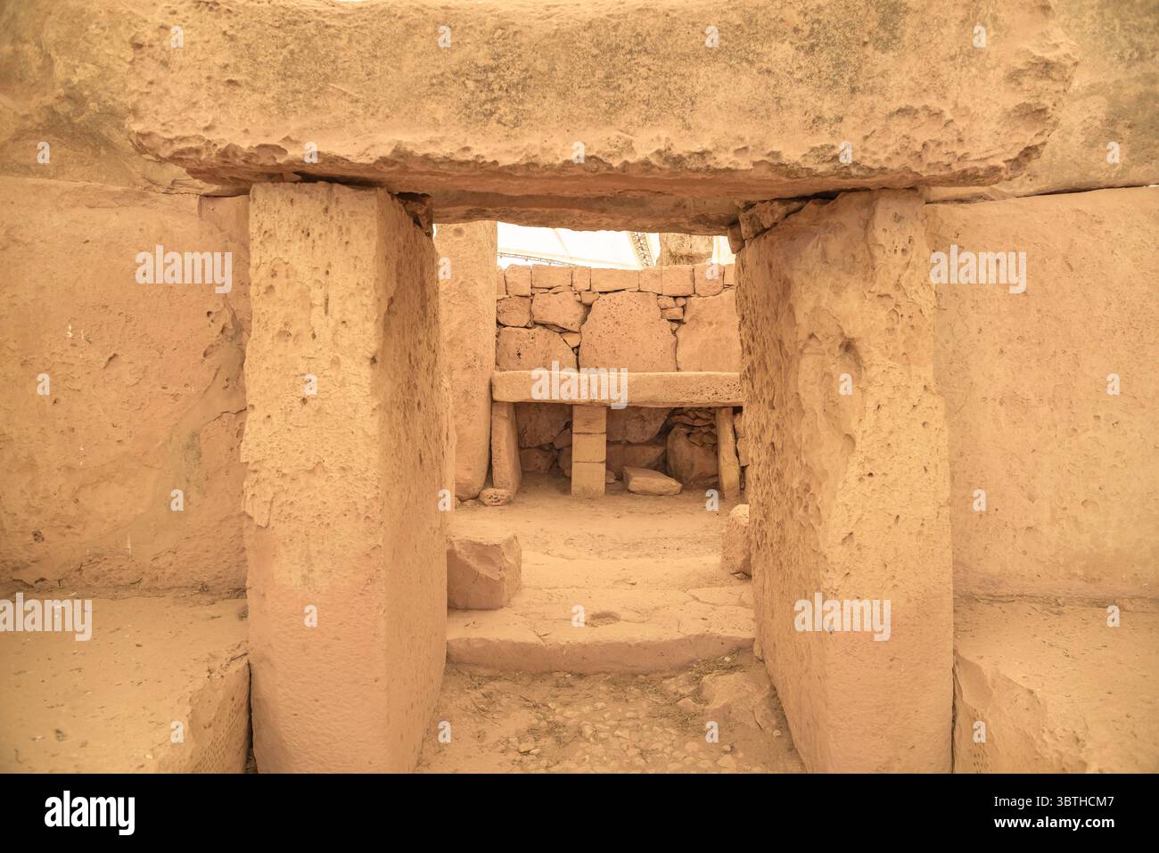Mnajdra Malta, Blick auf riesige Kalksteinplatten, die den Eingang zu einer Tempelkammer innerhalb der neolithischen prähistorischen Mnajdra-Stätte, Malta, umrahmen. Stockfoto