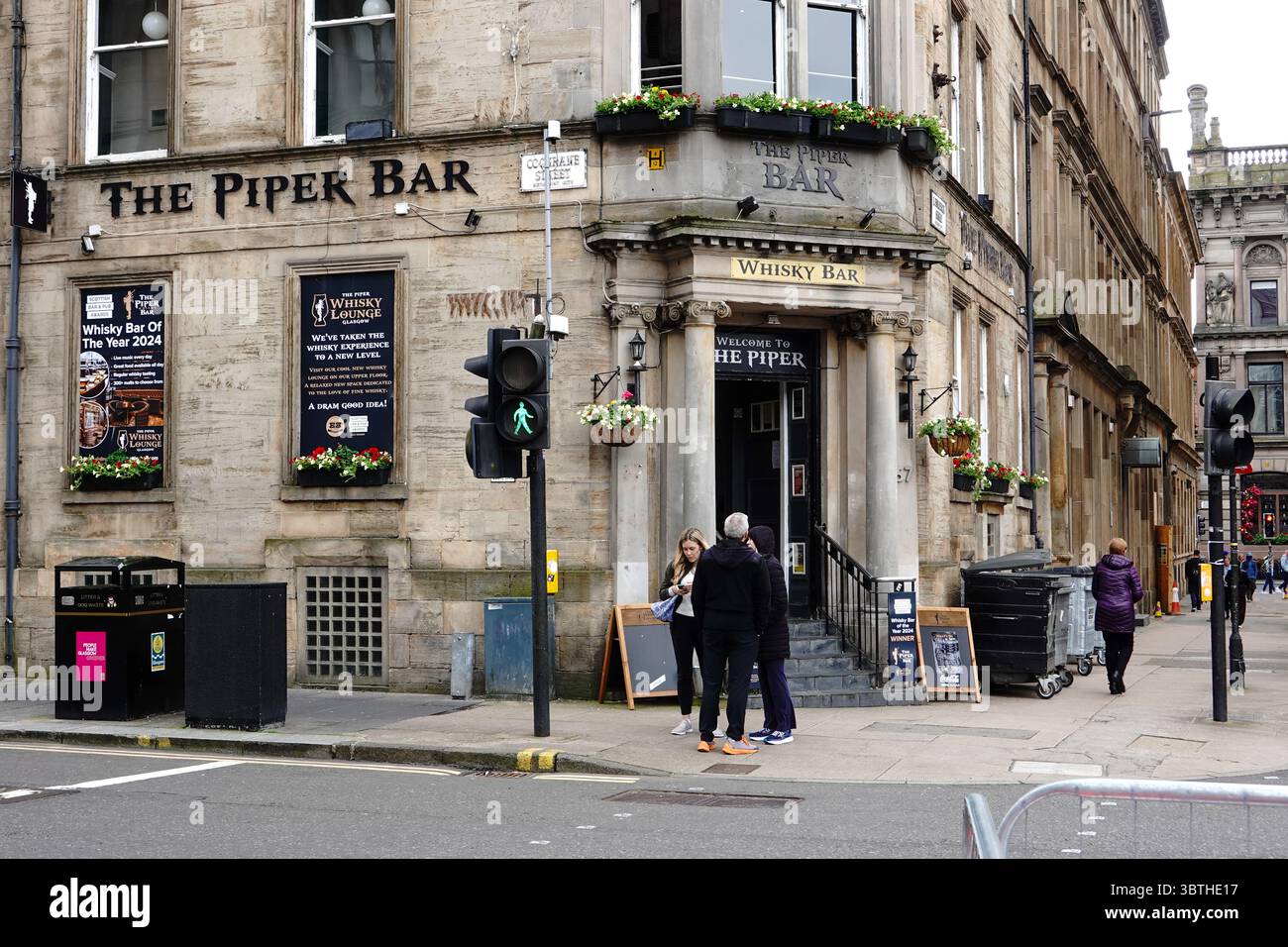 Leute vor der Piper Whiskey Bar, traditioneller schottischer Pub, Stadtzentrum, Glasgow, Schottland, UK. Stockfoto