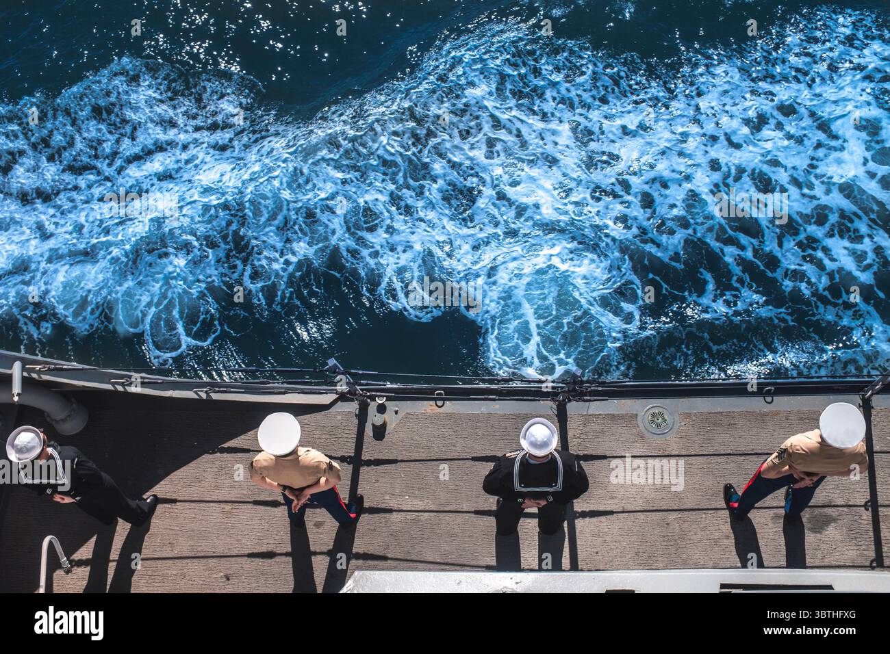 6. Oktober 2019 – San Francisco, Kalifornien, USA – US-Marines und Seeleute besteigen die Schienen an Bord der USS Somerset (LPD-25) während der San Francisco Fleet Week 2019 am 6. Oktober 2019. Die San Francisco Fleet Week ist eine Gelegenheit für die amerikanische Öffentlichkeit, ihre Teams der Navy, des Marine Corps und der Küstenwache zu treffen und die amerikanischen Seeschifffahrtsdienste zu erleben. Während der Flottenwoche nehmen Servicemitglieder an verschiedenen Gemeindeveranstaltungen Teil, stellen der Gemeinde Fähigkeiten und Ausrüstung vor und genießen die Gastfreundschaft von San Francisco und seiner Umgebung. (Kreditbild: Stockfoto