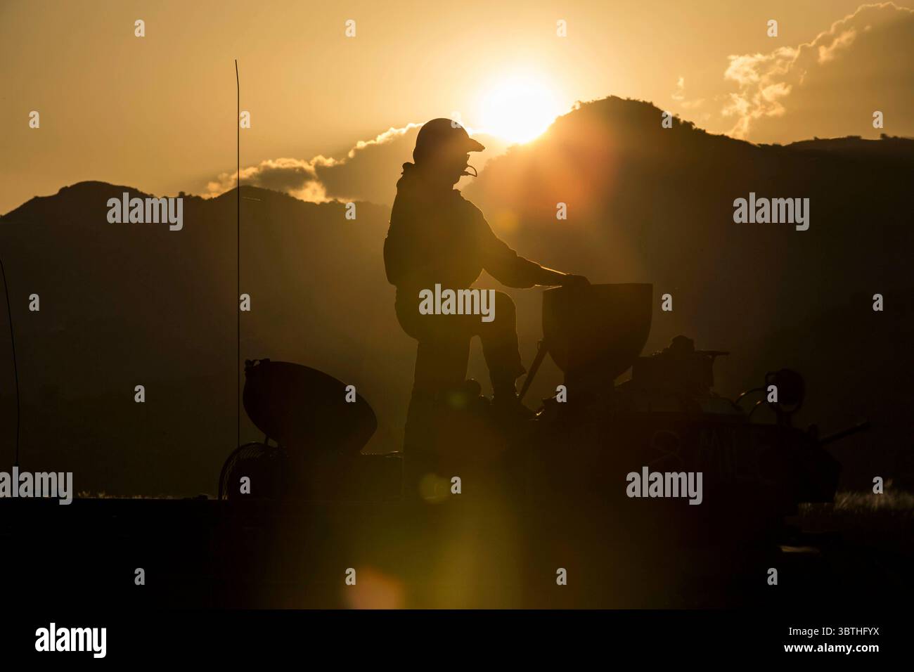 15. Oktober 2019 – Oberst Ernesto P. Ravina Air Ba, Philippinen – US-Marines, die derzeit mit dem 4. Marine-Regiment, 3. Marine-Division, zusammen sind, beobachten das Einschlaggebiet nach dem Abfeuern eines MK-19 40 mm Granatwerfers während der Übung KAMANDAG 3 auf der Oberst Ernesto P. Ravina Air Base, Philippinen, 14. Oktober 2019. Die KAMANDAG hilft den beteiligten Kräften, ein hohes Maß an Bereitschaft und Reaktionsfähigkeit aufrechtzuerhalten, und verbessert die kombinierten militärisch-militärischen Beziehungen, die Interoperabilität und die multinationale Koordination. KAMANDAG ist ein Akronym für den philippinischen Phrase Kaagapay ng MGA Manirigma ng Dagat, was übersetzt zu Coope wird Stockfoto