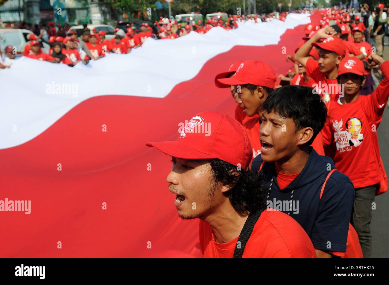 5. September 2019, Jakarta, Indonesien: Freiwillige schwenkten die indonesische Nationalflagge, während sie am 20. Oktober 2019 an einer öffentlichen Party im Gebiet von Patung Kuda in Jakarta teilnahmen. Die Volkspartei begrüßte den Präsidenten und Vizepräsidenten 2019-2024, Joko Widodo-Ma'ruf Amin. (Bild: © Dasril Roszandi/ZUMA Wire) Stockfoto