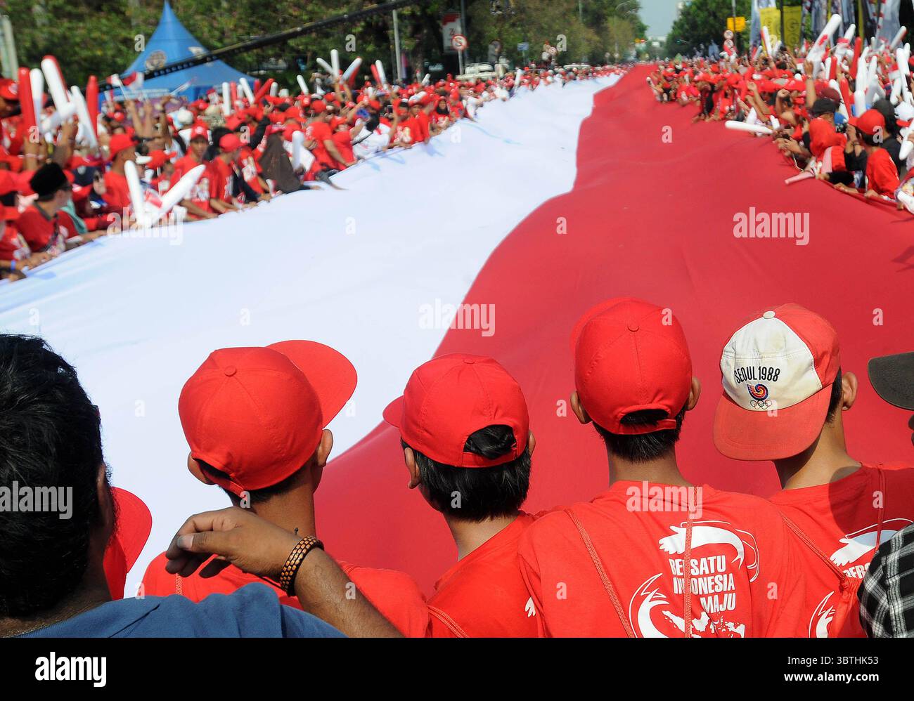 5. September 2019, Jakarta, Indonesien: Freiwillige schwenkten die indonesische Nationalflagge, während sie am 20. Oktober 2019 an einer öffentlichen Party im Gebiet von Patung Kuda in Jakarta teilnahmen. Die Volkspartei begrüßte den Präsidenten und Vizepräsidenten 2019-2024, Joko Widodo-Ma'ruf Amin. (Bild: © Dasril Roszandi/ZUMA Wire) Stockfoto