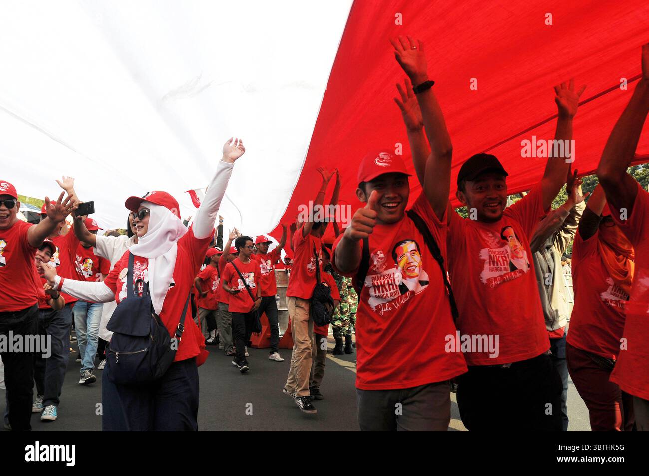5. September 2019, Jakarta, Indonesien: Freiwillige schwenkten die indonesische Nationalflagge, während sie am 20. Oktober 2019 an einer öffentlichen Party im Gebiet von Patung Kuda in Jakarta teilnahmen. Die Volkspartei begrüßte den Präsidenten und Vizepräsidenten 2019-2024, Joko Widodo-Ma'ruf Amin. (Bild: © Dasril Roszandi/ZUMA Wire) Stockfoto