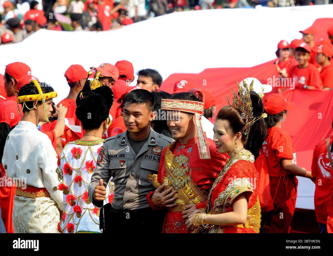 5. September 2019, Jakarta, Indonesien: Freiwillige schwenkten die indonesische Nationalflagge, während sie am 20. Oktober 2019 an einer öffentlichen Party im Gebiet von Patung Kuda in Jakarta teilnahmen. Die Volkspartei begrüßte den Präsidenten und Vizepräsidenten 2019-2024, Joko Widodo-Ma'ruf Amin. (Bild: © Dasril Roszandi/ZUMA Wire) Stockfoto